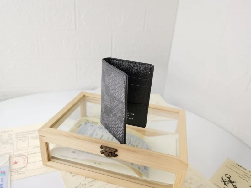 Alternative view of LV Wallets-1438