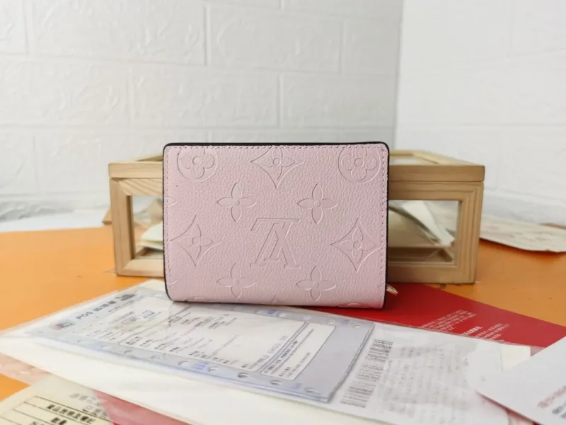 Alternative view of LV Wallets-1439