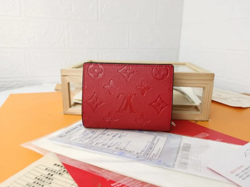 Alternative view of LV Wallets-1440