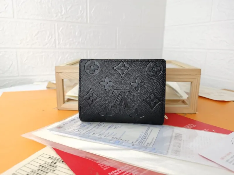 Alternative view of LV Wallets-1442