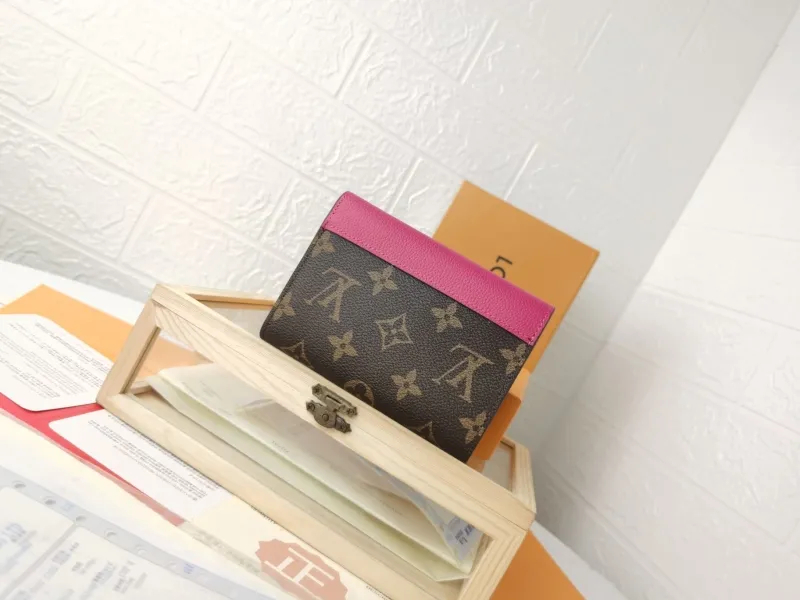 Alternative view of LV Wallets-1447