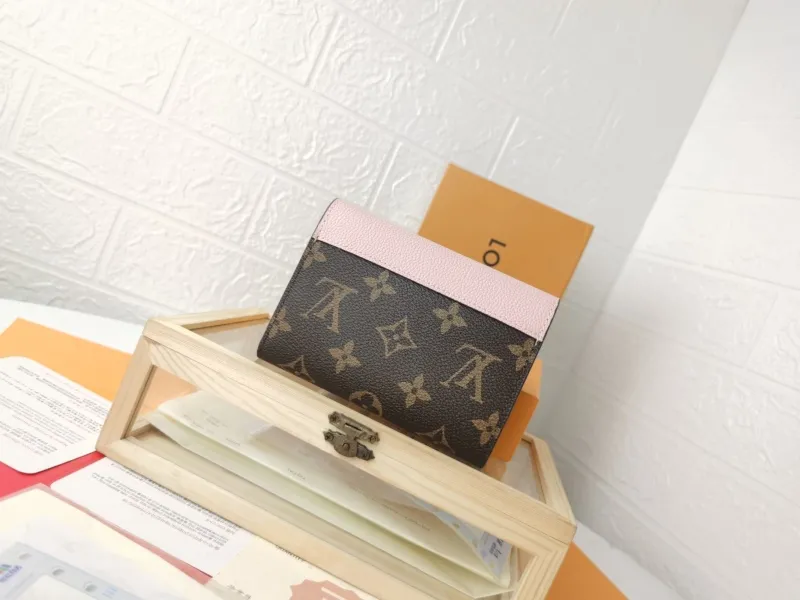 Alternative view of LV Wallets-1448
