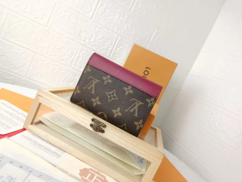 Alternative view of LV Wallets-1449