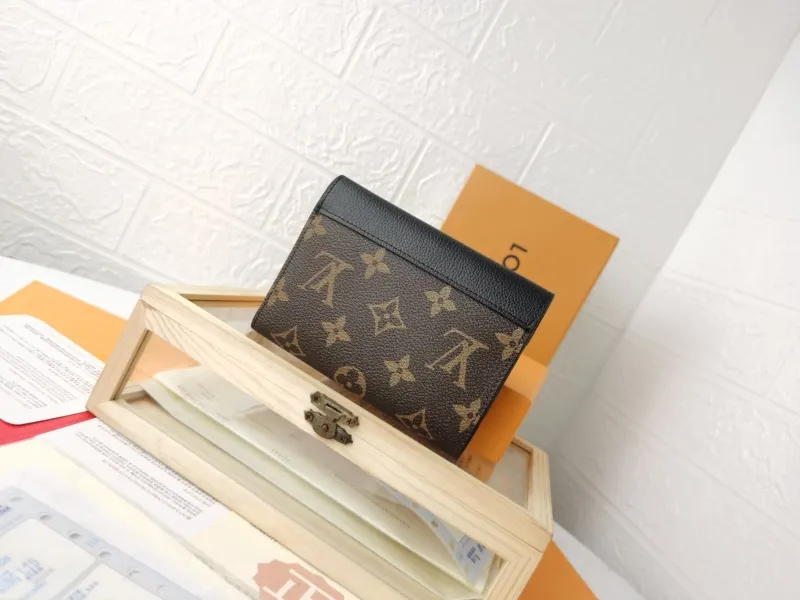 Alternative view of LV Wallets-1450