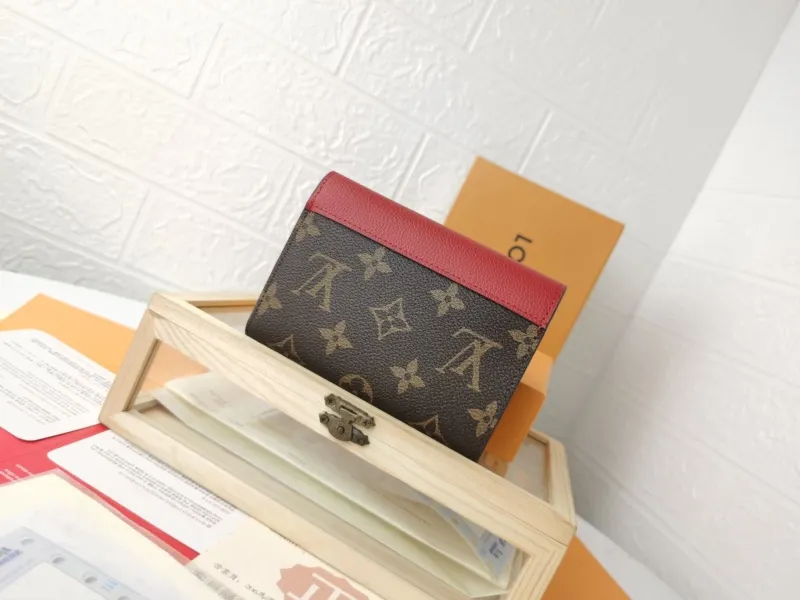 Alternative view of LV Wallets-1451