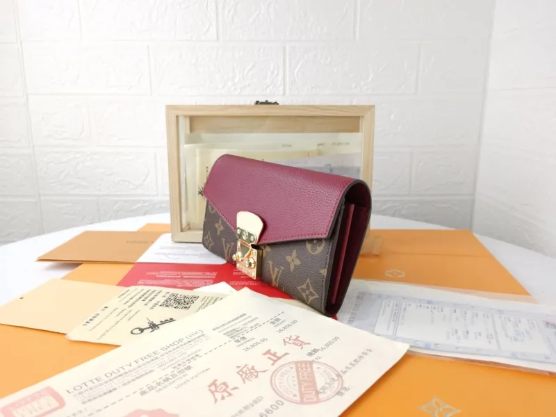 Alternative view of LV Wallets-1452
