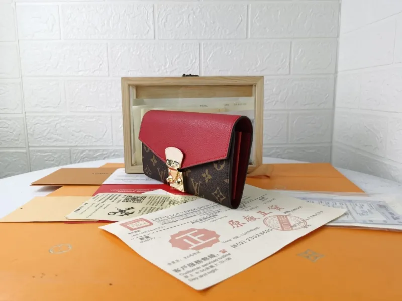 Alternative view of LV Wallets-1454
