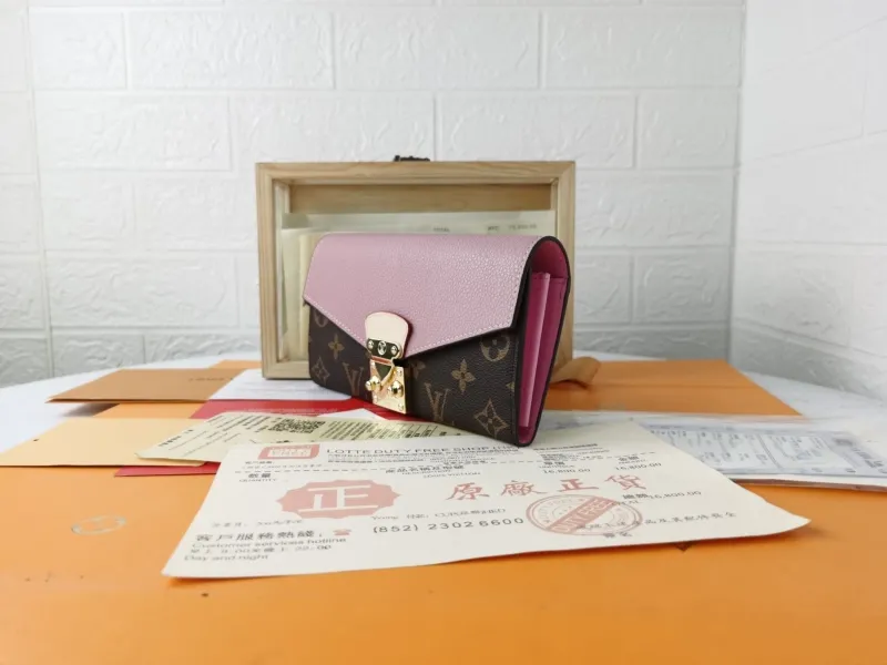 Alternative view of LV Wallets-1455