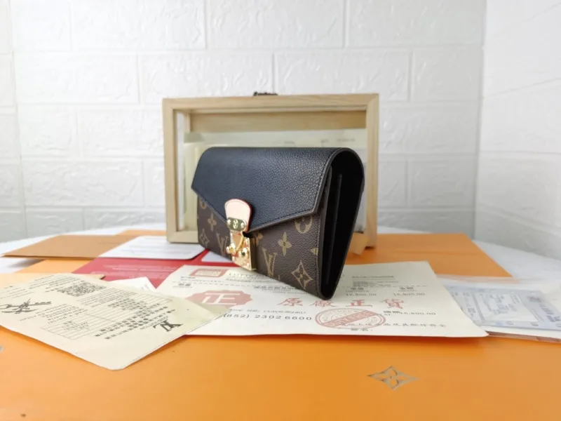 Alternative view of LV Wallets-1456