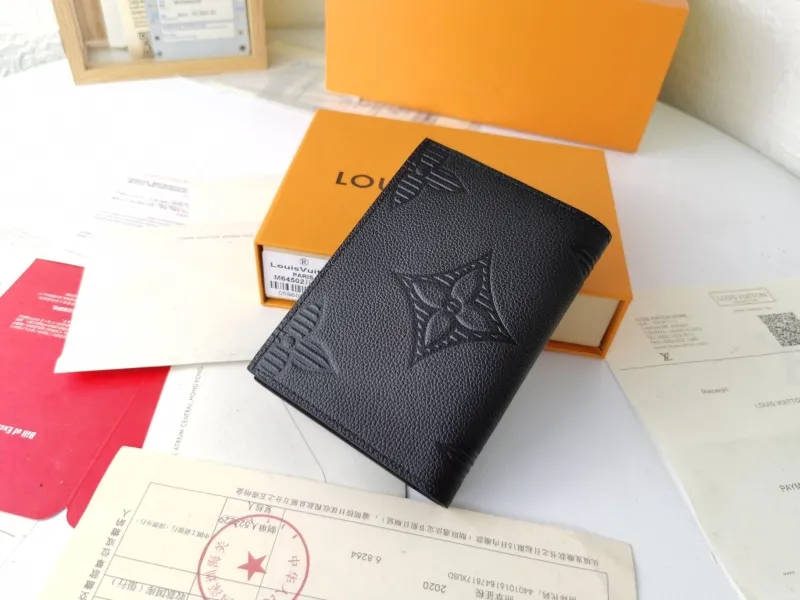 Alternative view of LV Wallets-1458