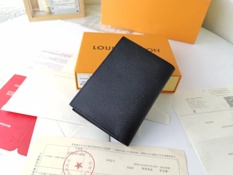 Alternative view of LV Wallets-1459