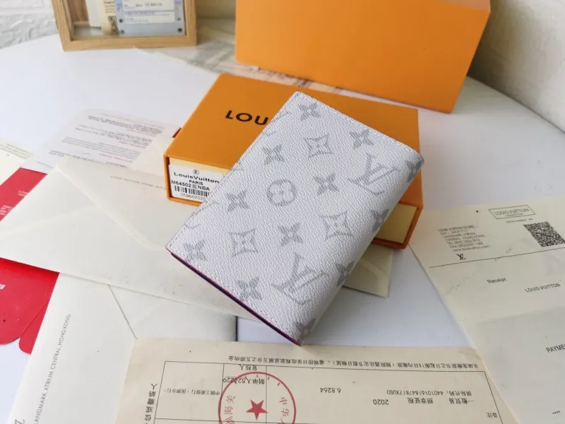 Alternative view of LV Wallets-1460