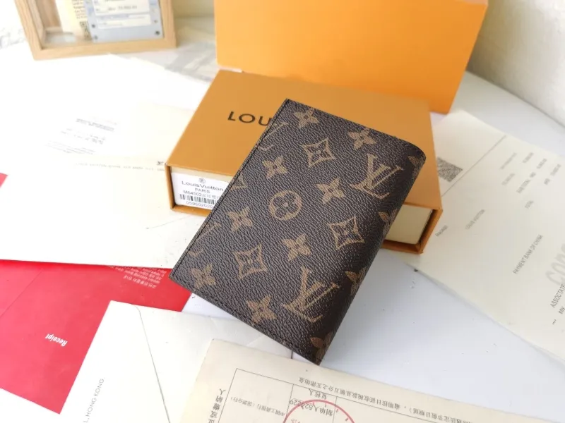 Alternative view of LV Wallets-1465