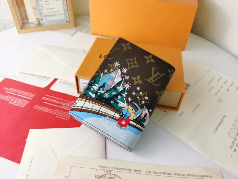 Alternative view of LV Wallets-1468