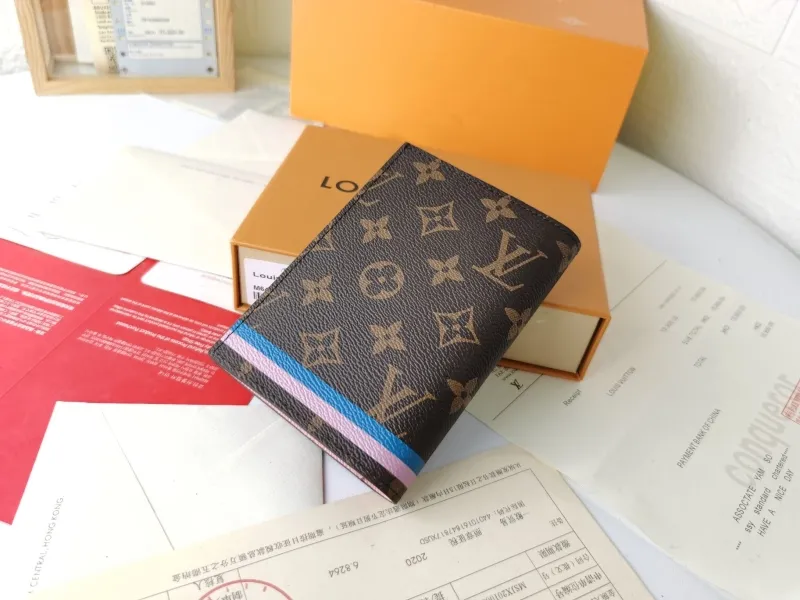 Alternative view of LV Wallets-1469
