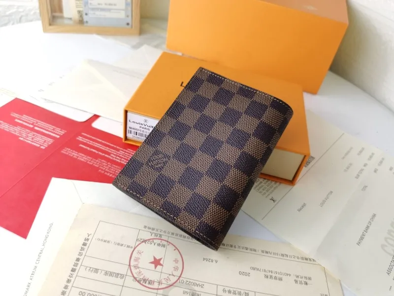 Alternative view of LV Wallets-1470