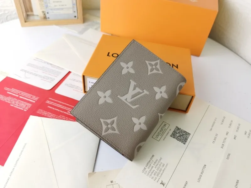 Alternative view of LV Wallets-1475