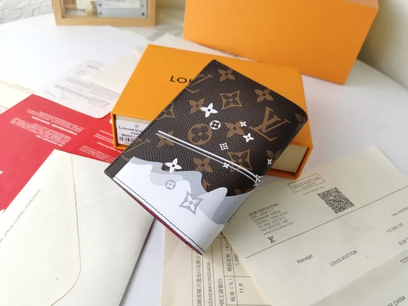 Alternative view of LV Wallets-1479