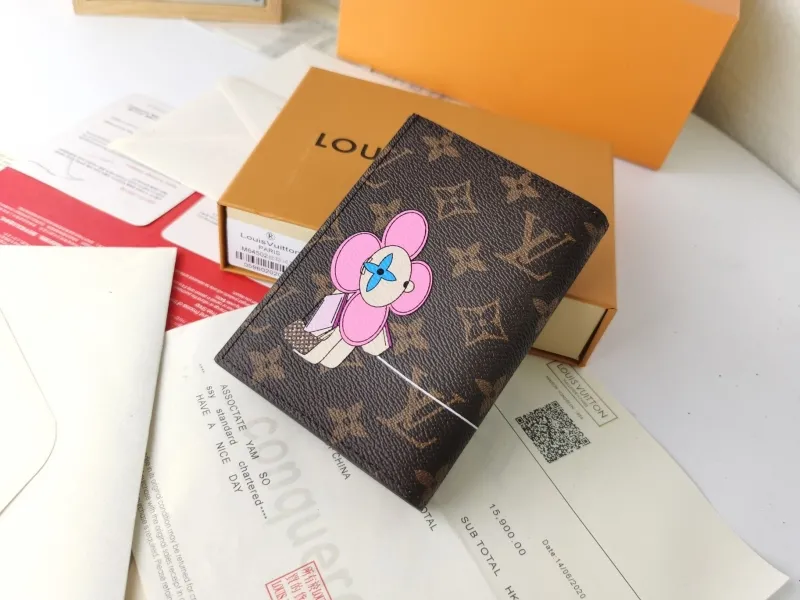 Alternative view of LV Wallets-1481
