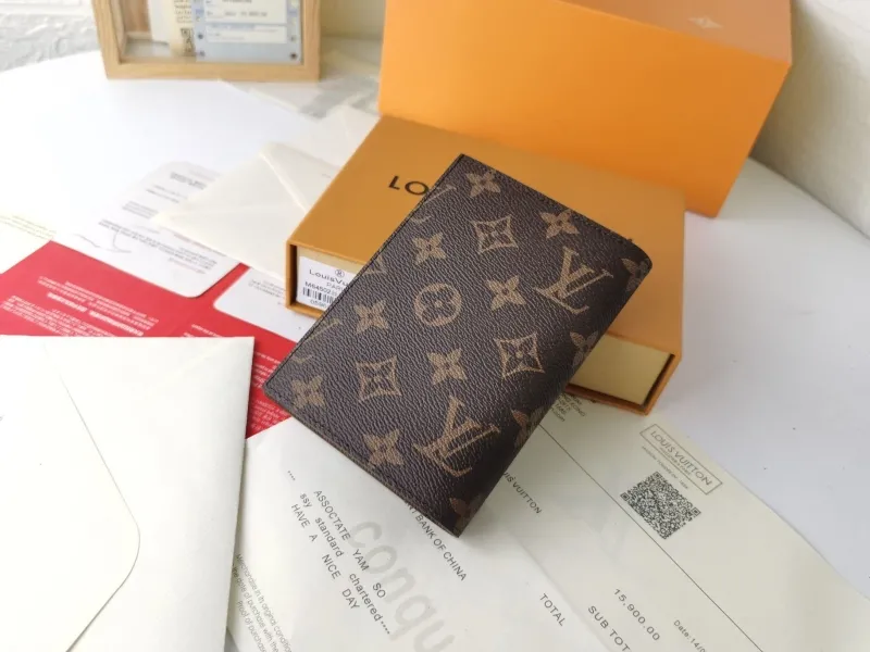 Alternative view of LV Wallets-1485