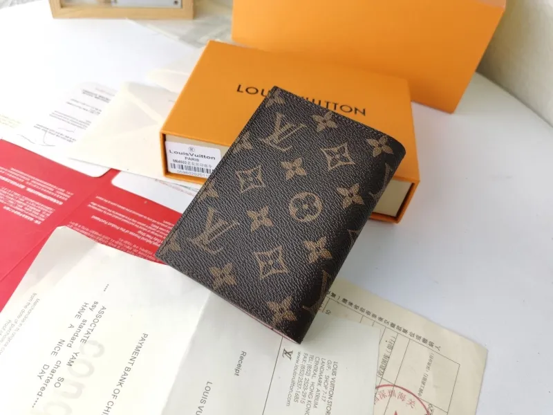 Alternative view of LV Wallets-1489