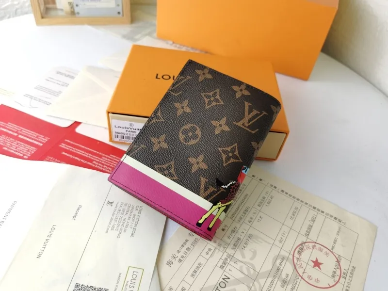 Alternative view of LV Wallets-1490