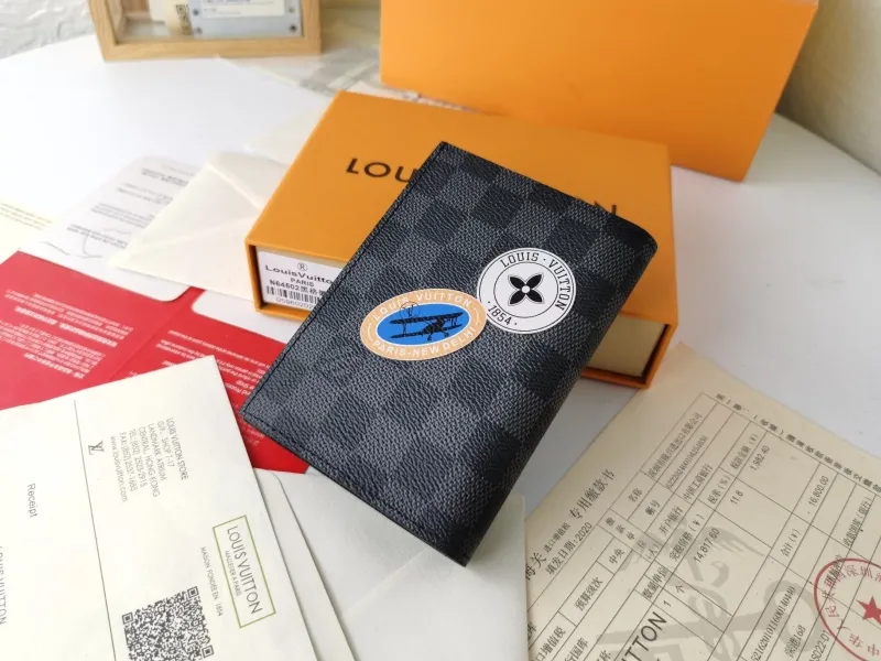 Alternative view of LV Wallets-1494