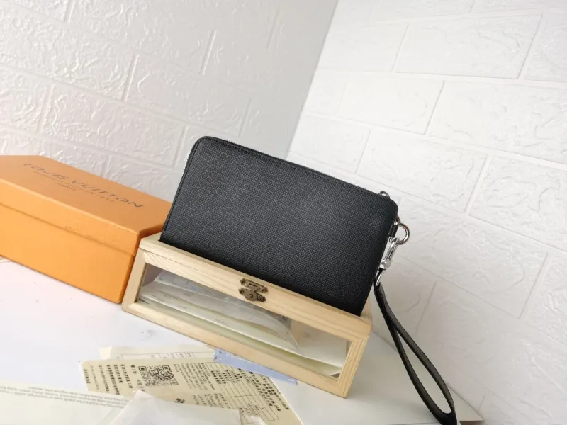 Alternative view of LV Wallets-1511