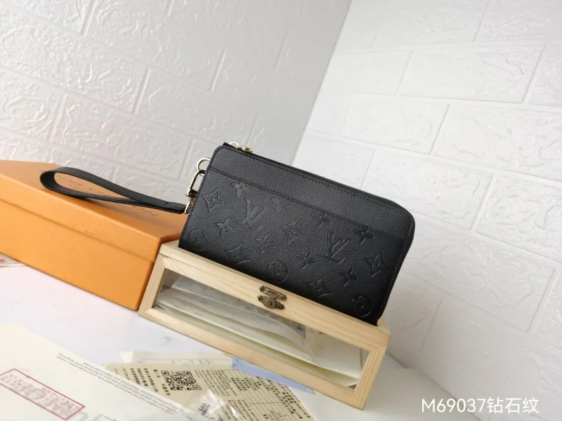 LV Wallets-1513