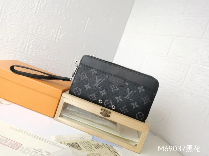 LV Wallets-1516