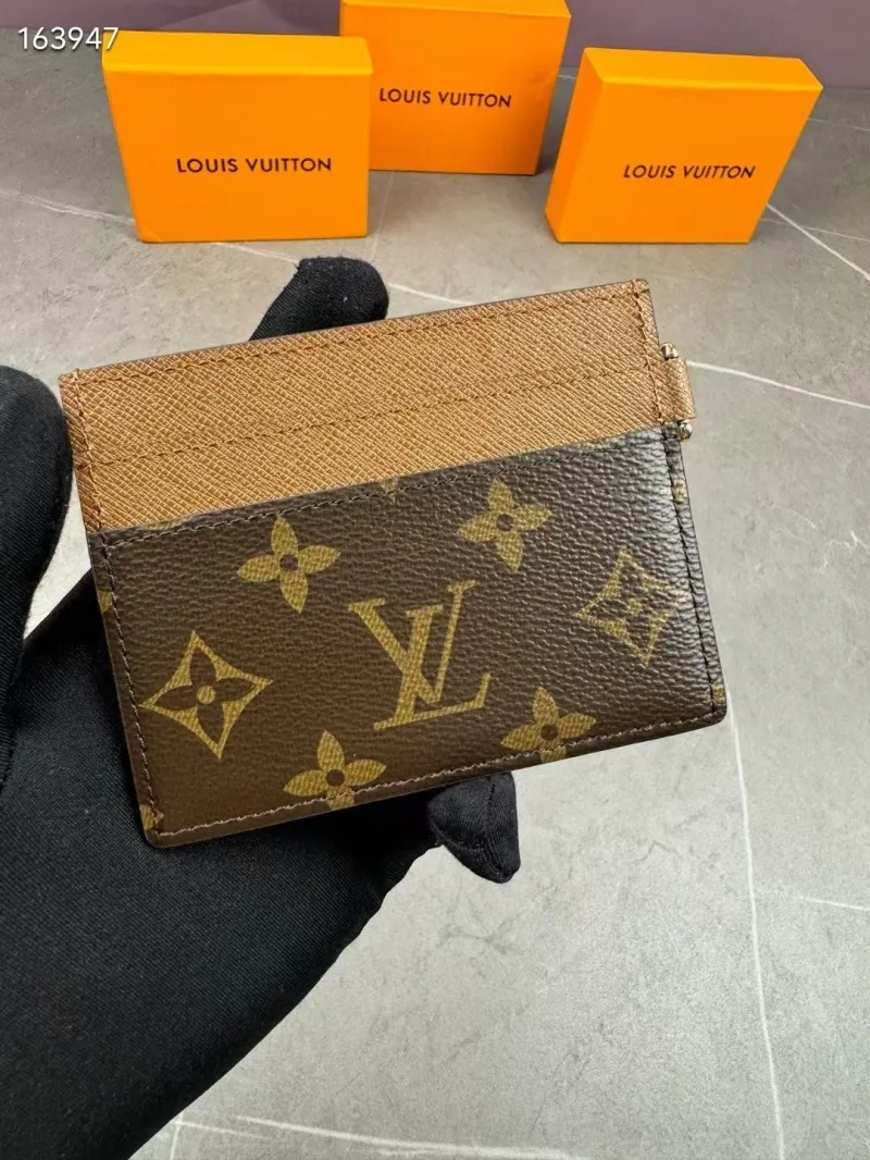 Alternative view of LV Wallets-1532