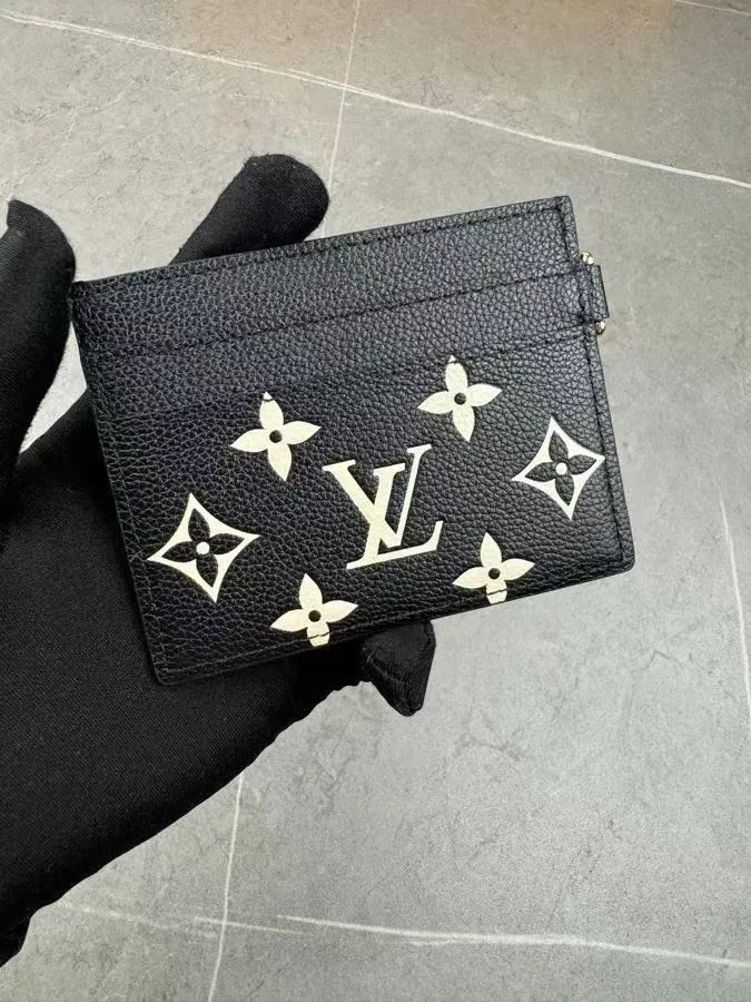 Alternative view of LV Wallets-1539