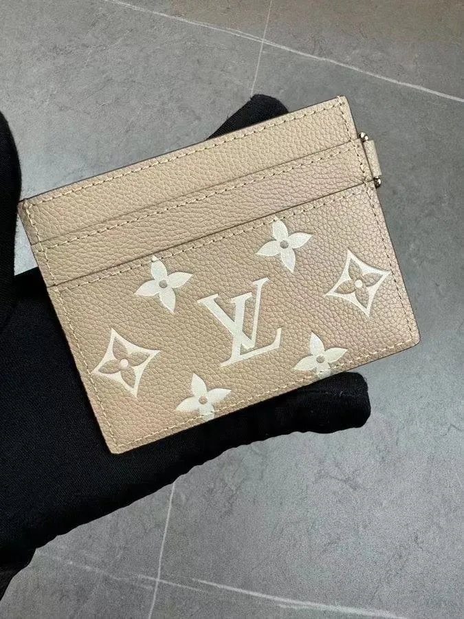 Alternative view of LV Wallets-1540
