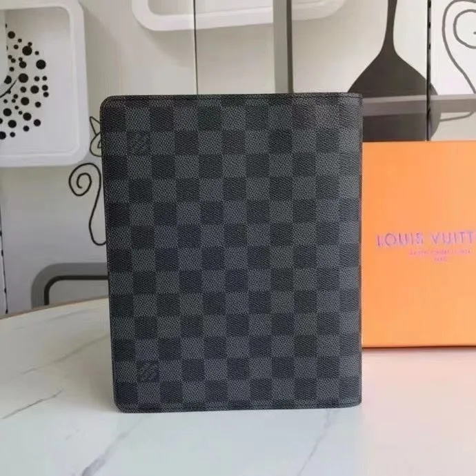 Alternative view of LV Wallets-1541
