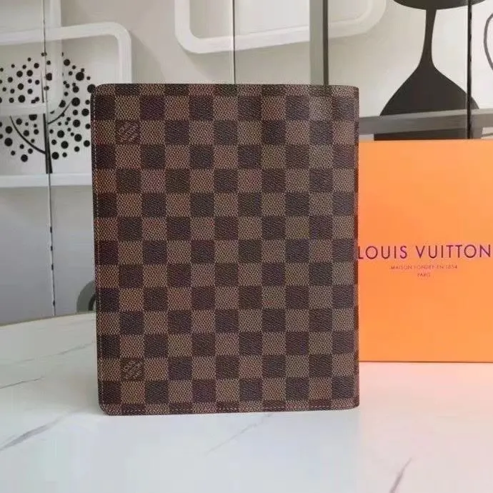 Alternative view of LV Wallets-1542