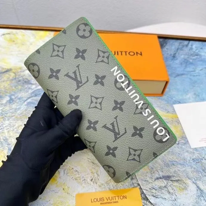 Alternative view of LV Wallets-1544