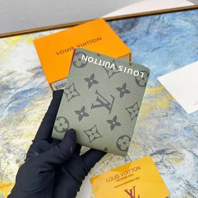 Alternative view of LV Wallets-1549