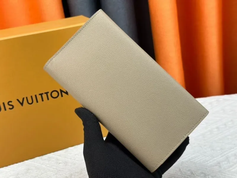 Alternative view of LV Wallets-1552