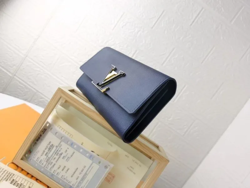 Alternative view of LV Wallets-1553