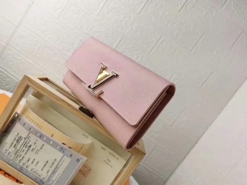 Alternative view of LV Wallets-1554