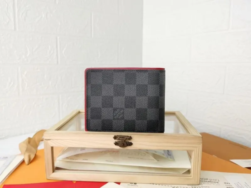 Alternative view of LV Wallets-1562