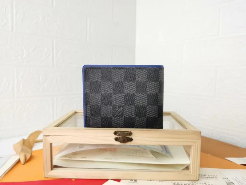 Alternative view of LV Wallets-1563