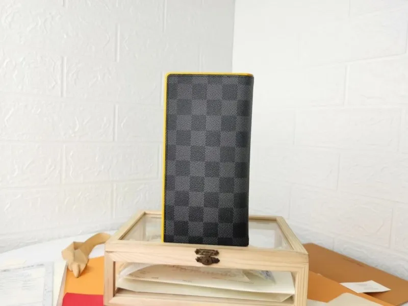 Alternative view of LV Wallets-1566