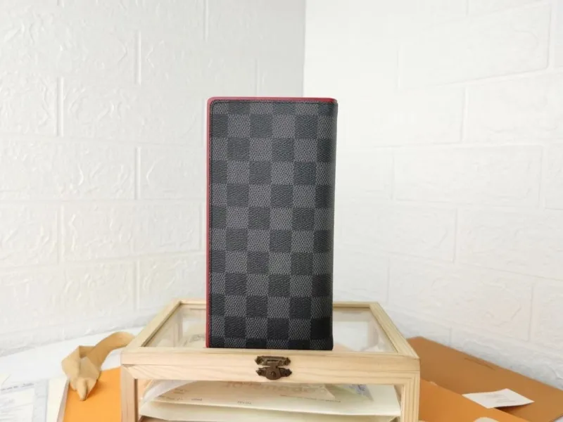 Alternative view of LV Wallets-1567