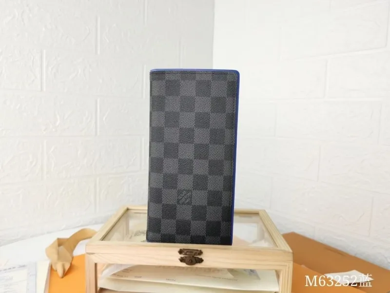 LV Wallets-1568