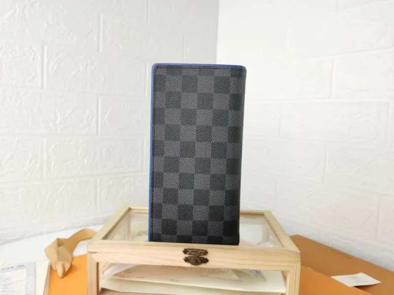 Alternative view of LV Wallets-1568