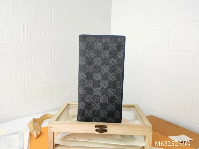 LV Wallets-1569