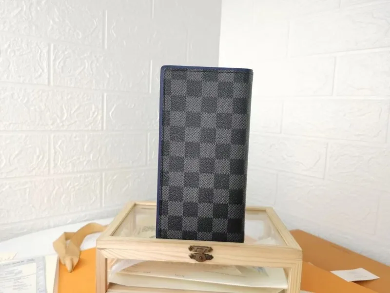 Alternative view of LV Wallets-1569