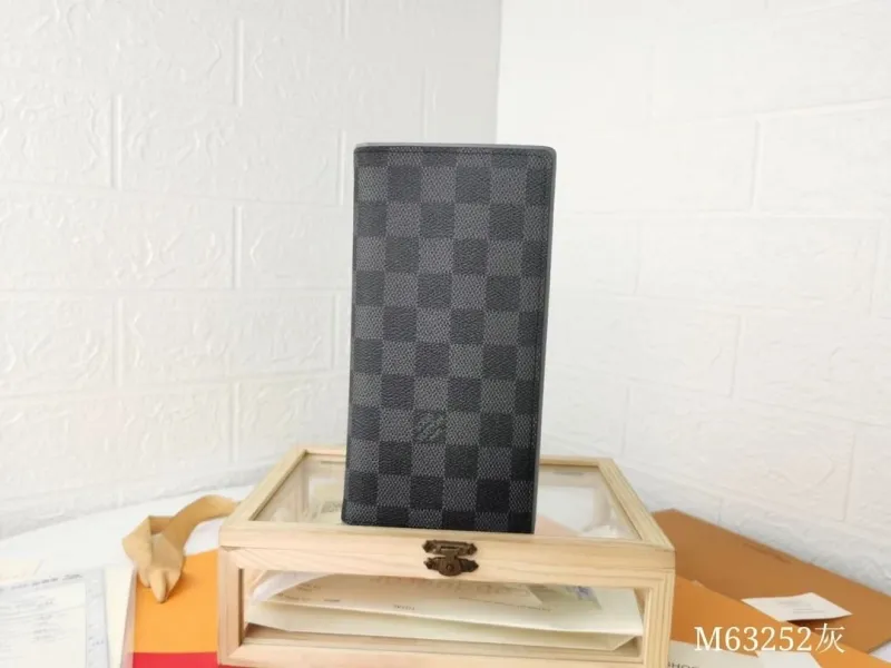 LV Wallets-1570