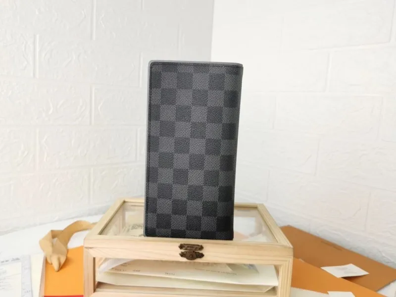 Alternative view of LV Wallets-1570